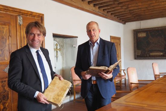 OB Lang und Dr. Rainer Jensch mit alten Büchern