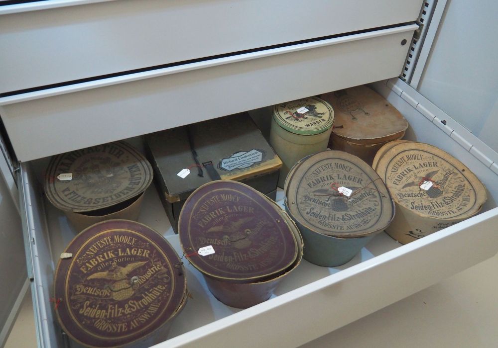 Offene Schublade im Museumsdepot mit Hutschachteln