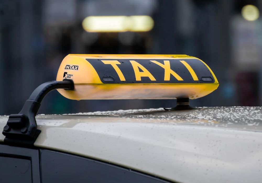 Schild auf einem Taxi