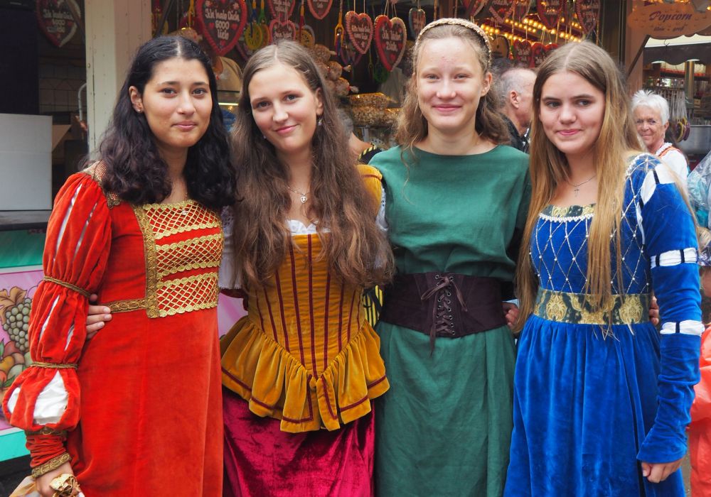 Hübsche Frauen im Kostüm