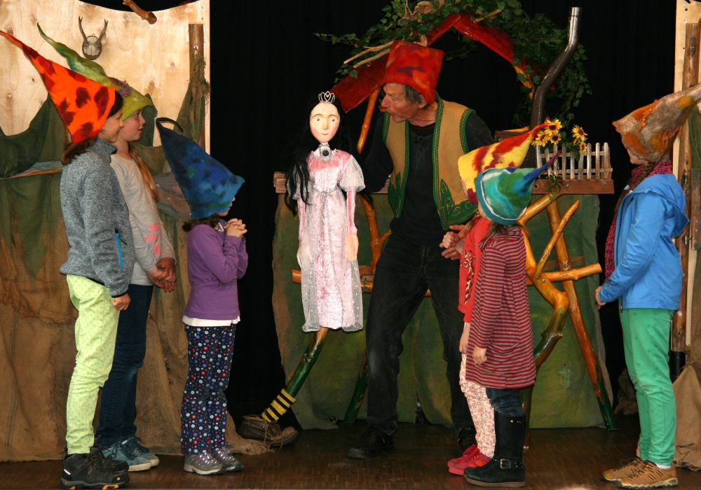 Figur des Schneewittchens und Kinder als Zwerge