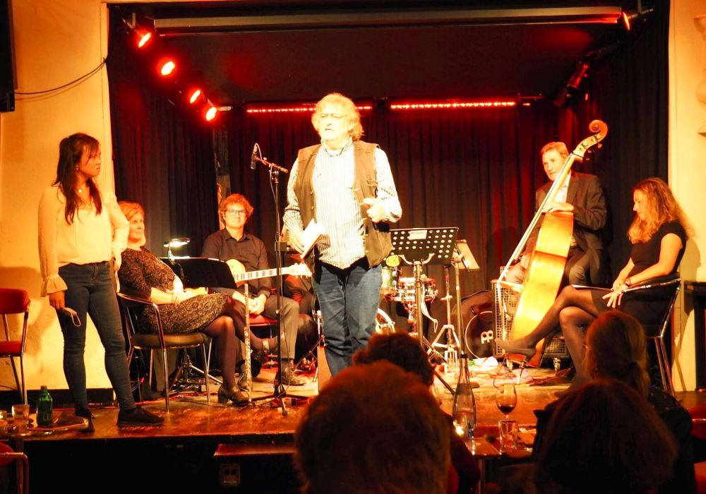 Schauspieler und Musiker auf der Bühne im Schwarzen Hasen