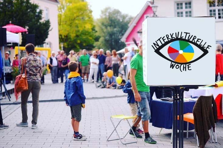 Stilisiertes, buntes Auge mit der Aufschrift Interkulturelle Woche
