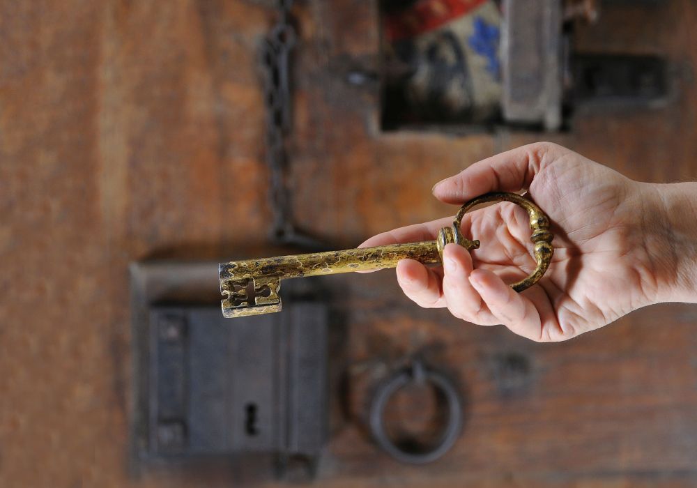 Alter Schlüssel vor einem alten Schloss