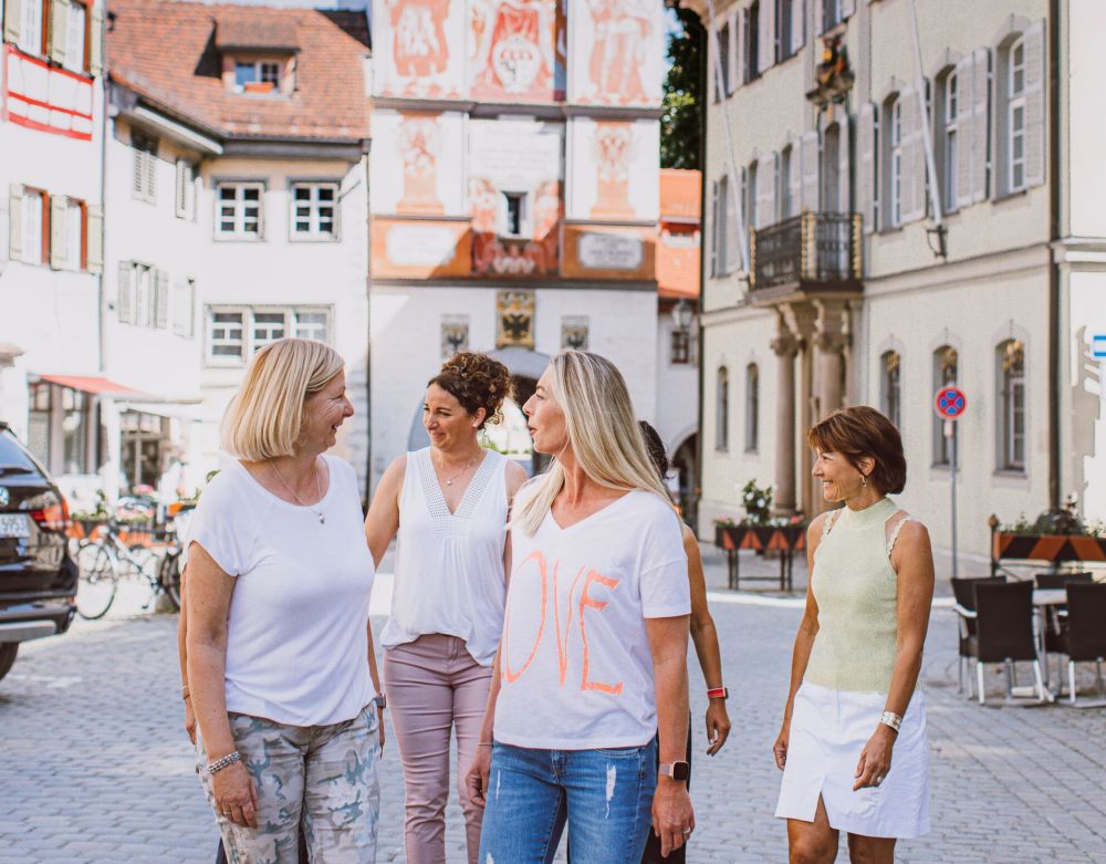 Frauengruppe in der Stadt