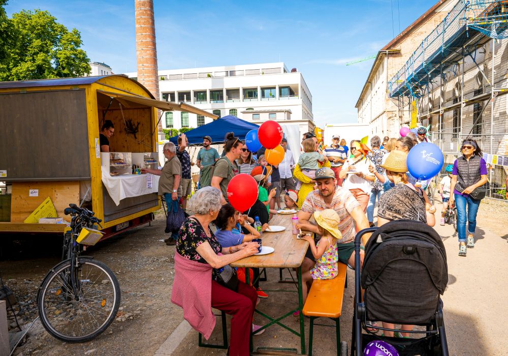 Menschen genießen ihr Essen in der ERBA