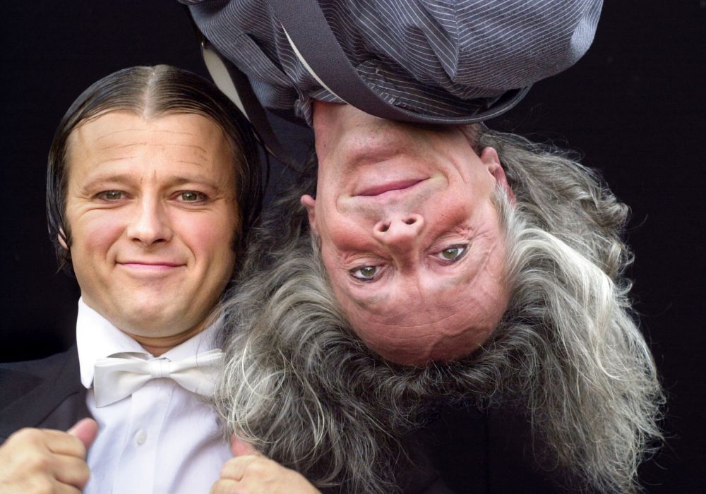 Zwei Comedians, einer steht Kopf