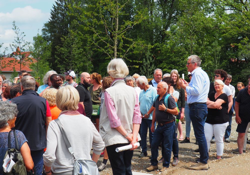 Viele Menschen hören einem Mann zu
