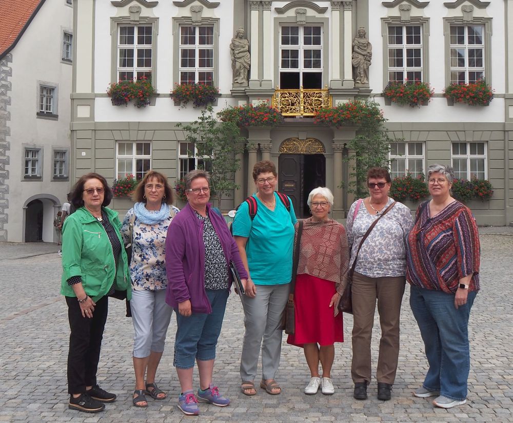 Sieben Frauen vor dem Rathaus