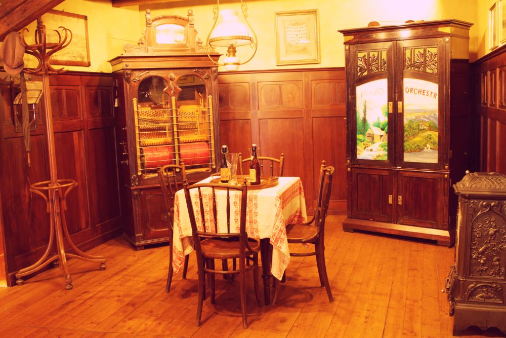 Gaststätte im Museum mit Musikinstrument im Schrank