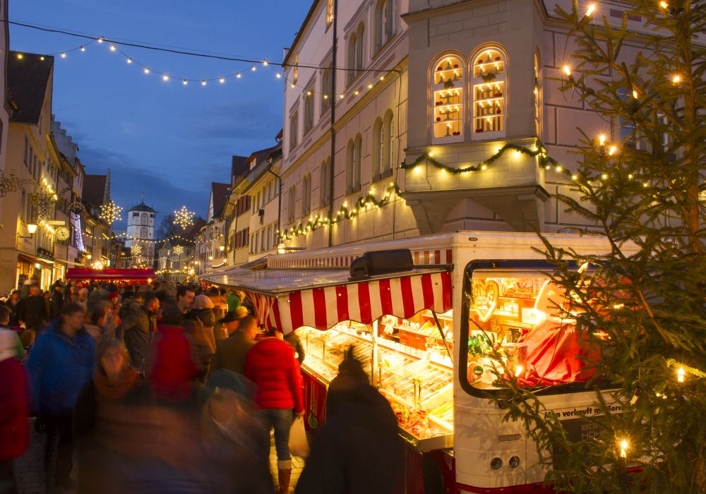 Weihnachtliche Stände mit Licht in der Herrenstraße
