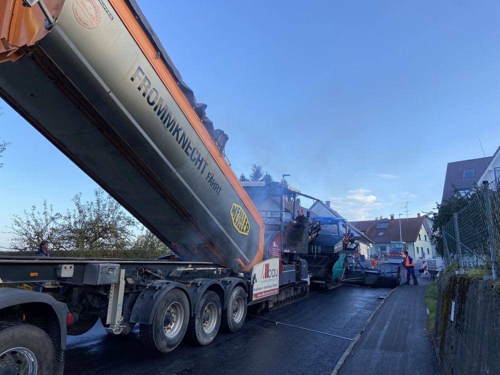 Lkw liefert Asphalt.