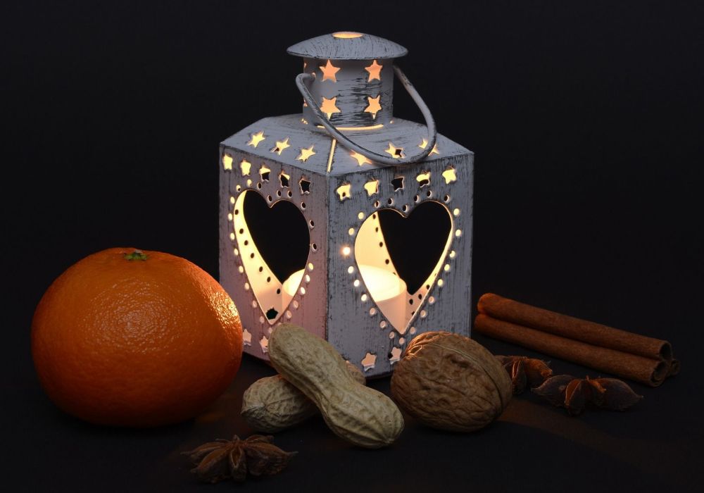 Licht, Mandarine und Gewürze