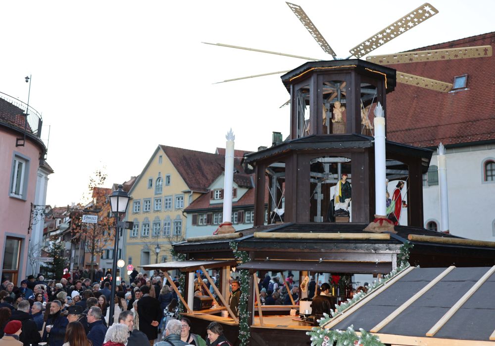 Weihnachtspyramide und viele Menschen