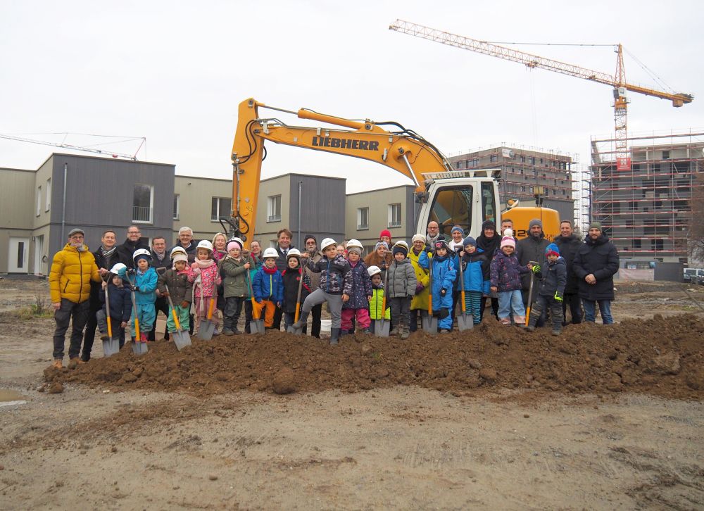 Kinder und Erwachsene beim Spatenstich