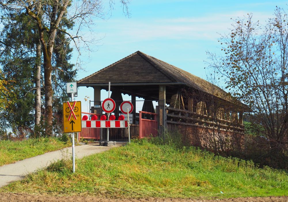 Gesperrte Brücke in Jussenweiler