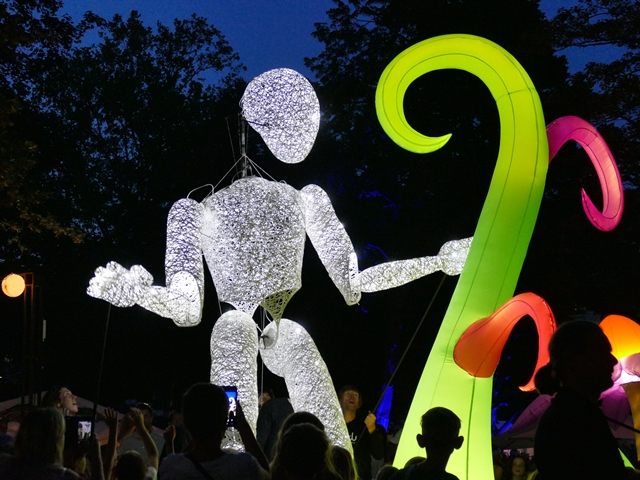 Große Figuren aus Licht