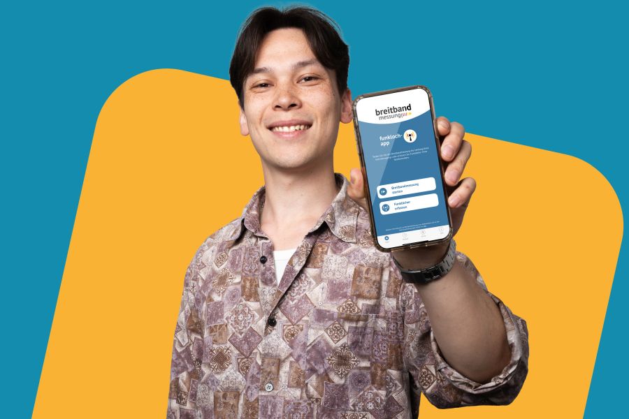 Ein Mann hält ein Handy in die Kamera