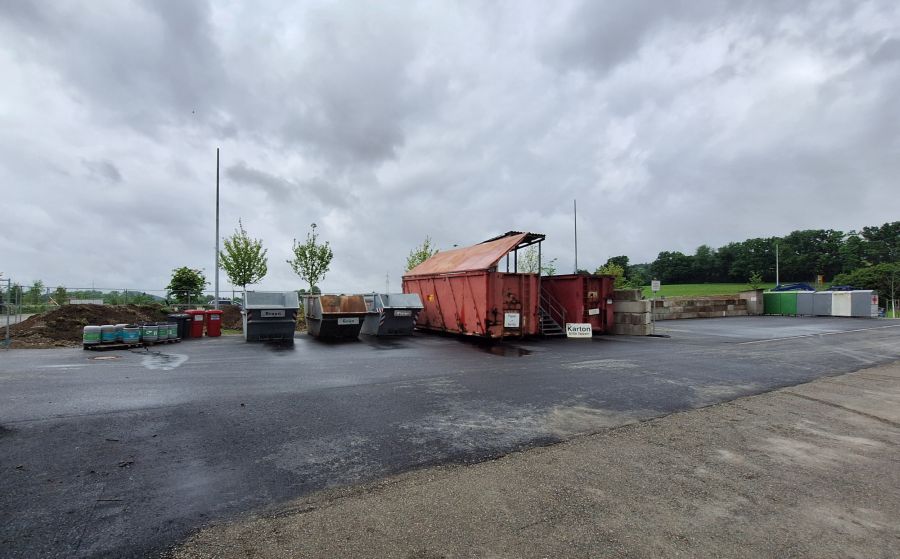Wertstoffhof mit Containern