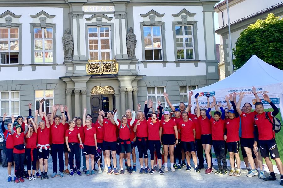 Alle Läufer vor dem Rathaus in Wangen freuen sich auf den Start