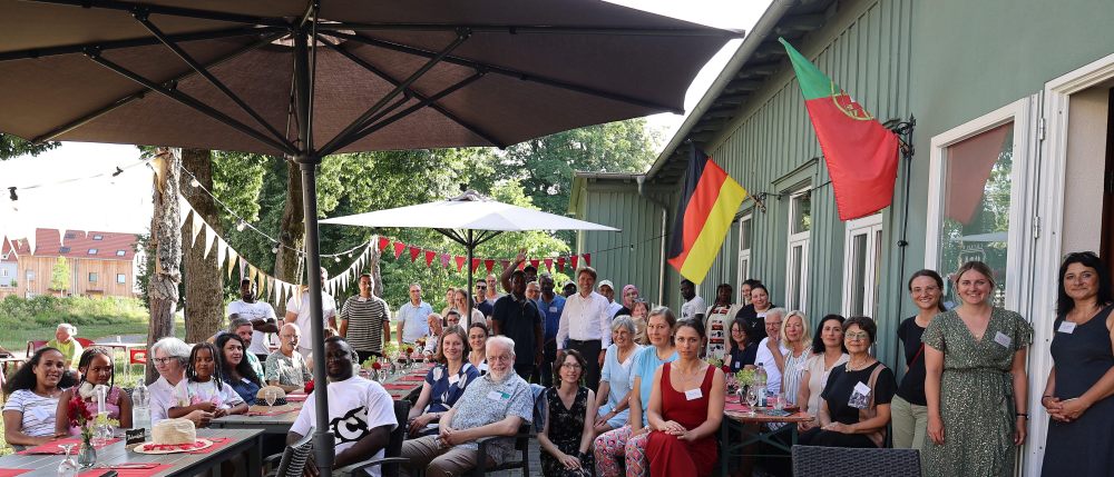 Eine Gruppe Menschen an verschiedenen Tischen