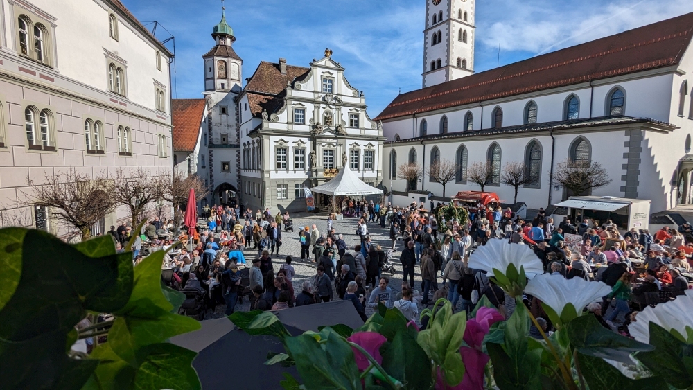Viele Menschen auf dem Marktplatz. 