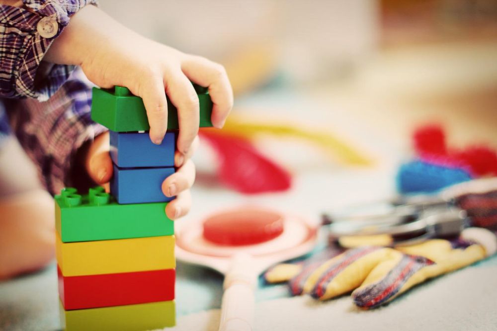 Kinderhände und Bausteine