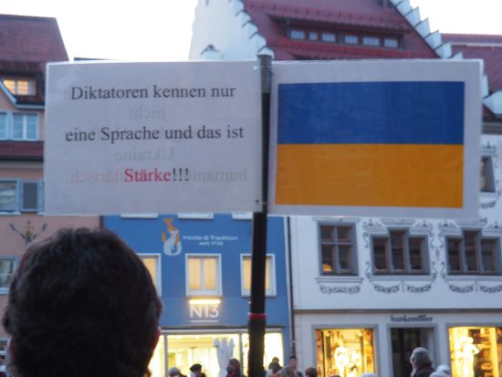 Schild mit Ukraine-Flagge