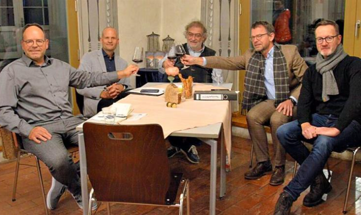 Fünf Männer an einem Tisch