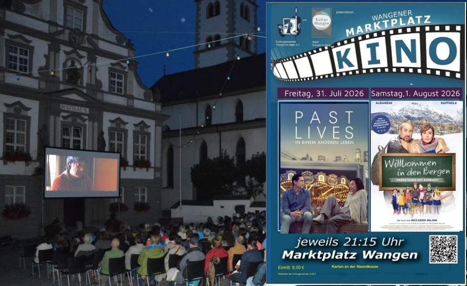 Ein Außenkino auf dem Marktplatz Wangen zeigt Filme. Auf einer großen Leinwand läuft eine Filmvorführung, während sich eine Menge von Zuschauern auf Stühlen versammelt hat. Neben der Leinwand ist ein Plakat für das Kino mit Details zu den Filmvorführungen.