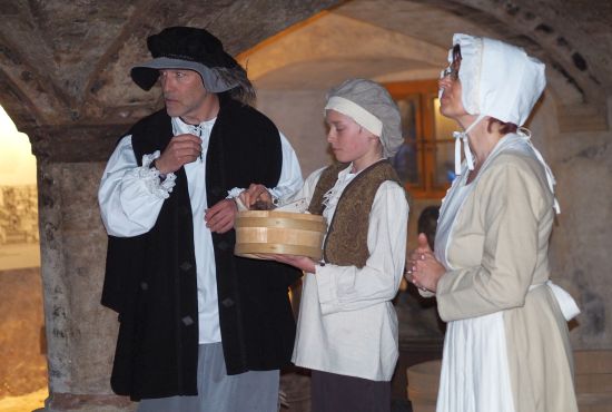 Drei Personen in mittelalterlicher Kleidung