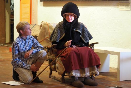 Alte Frau und junger Mann