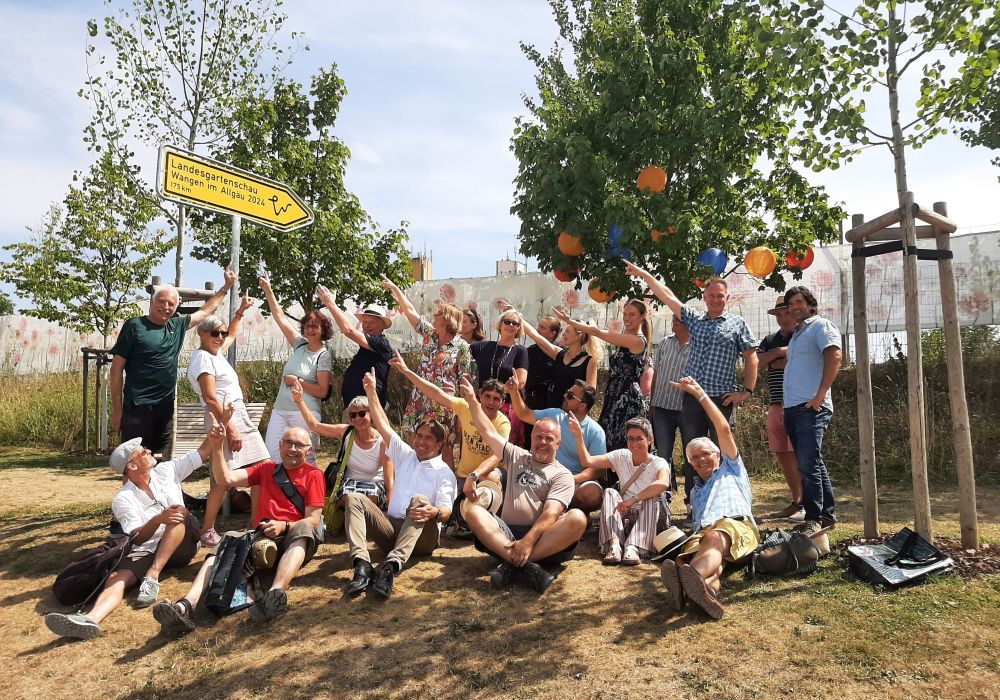 Eine Gruppe Menschen zeigt auf ein Schild