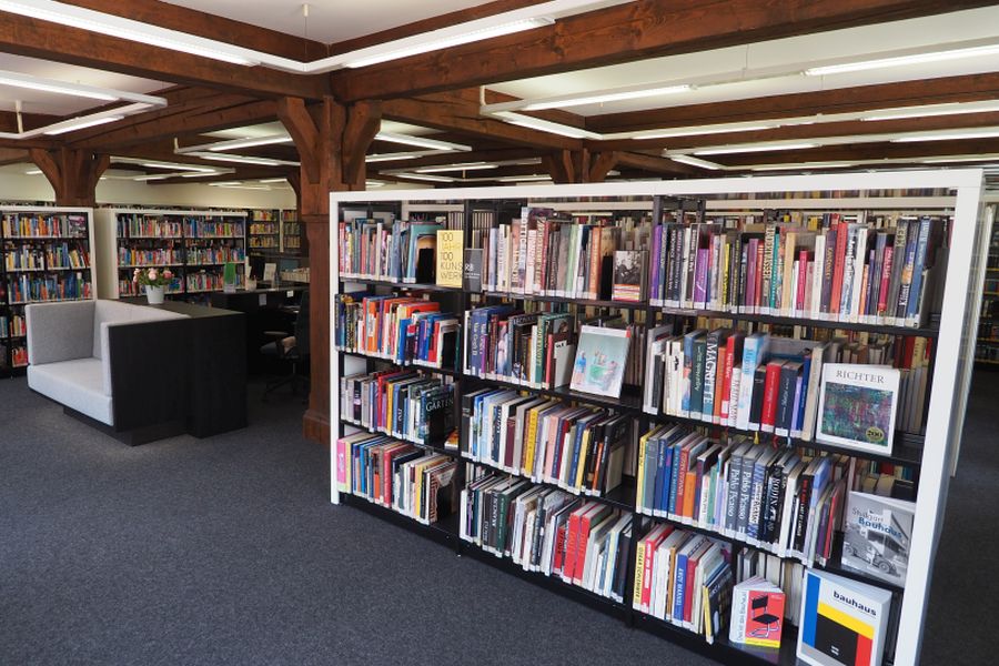 Bücherregal in der Bücherei