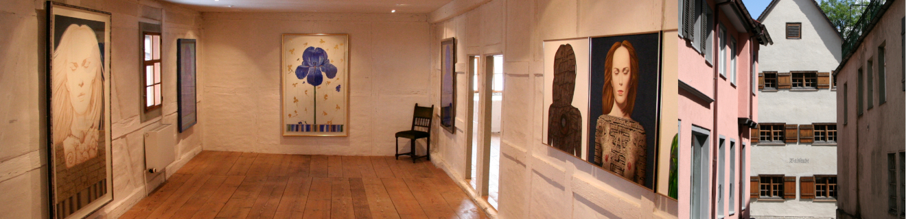 Collage aus einer Galerieinnenansicht sowie der Außenansicht der Galerie in der Badstube auf der rechten Seite