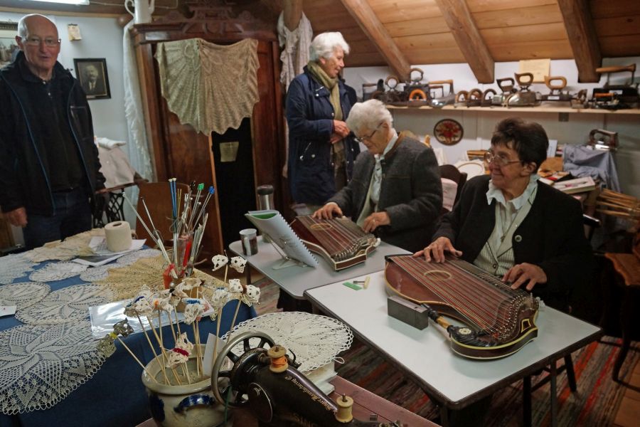 Vorführung alter Musikinstrumente während des Museumstags in Leupolz