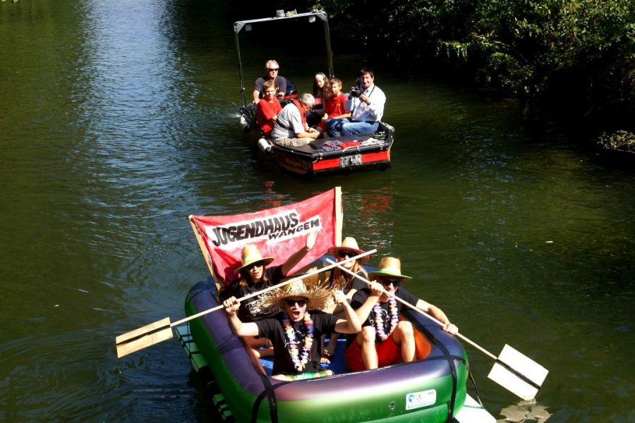 Mitglieder der Jugendhäuser auf ihren eigens gebauten Booten bei der Veranstaltund "D' Arge nab"