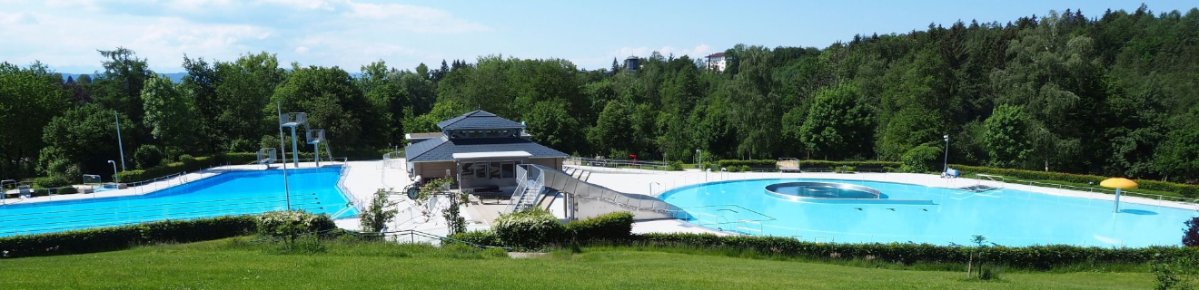 Schwimmerbecken, Bademeisterhaus und Nichtschwimmerbecken des Freibads Stefanshöhe
