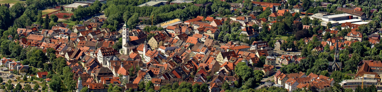 Luftaufnahme der Stadt Wangen mit Fokus auf die Altstadt