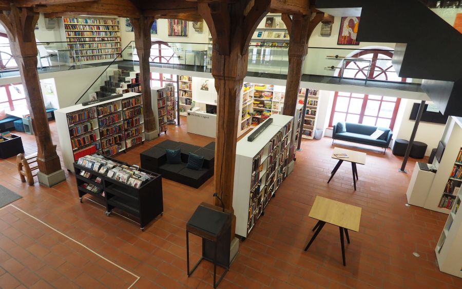 Ansicht vom Ersten Stock der Stadtbücherei auf das Erdgeschoss