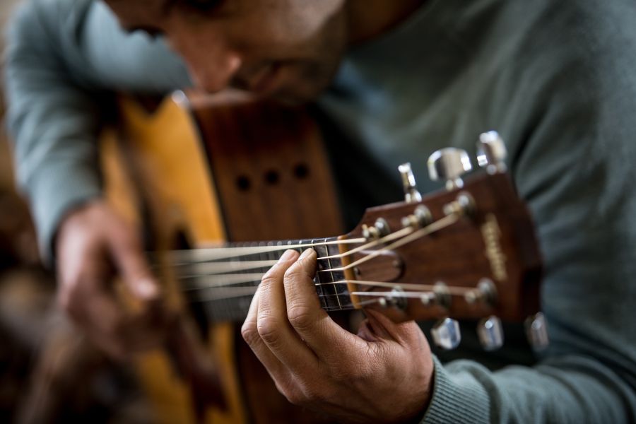Ein Mann spielt Gitarre
