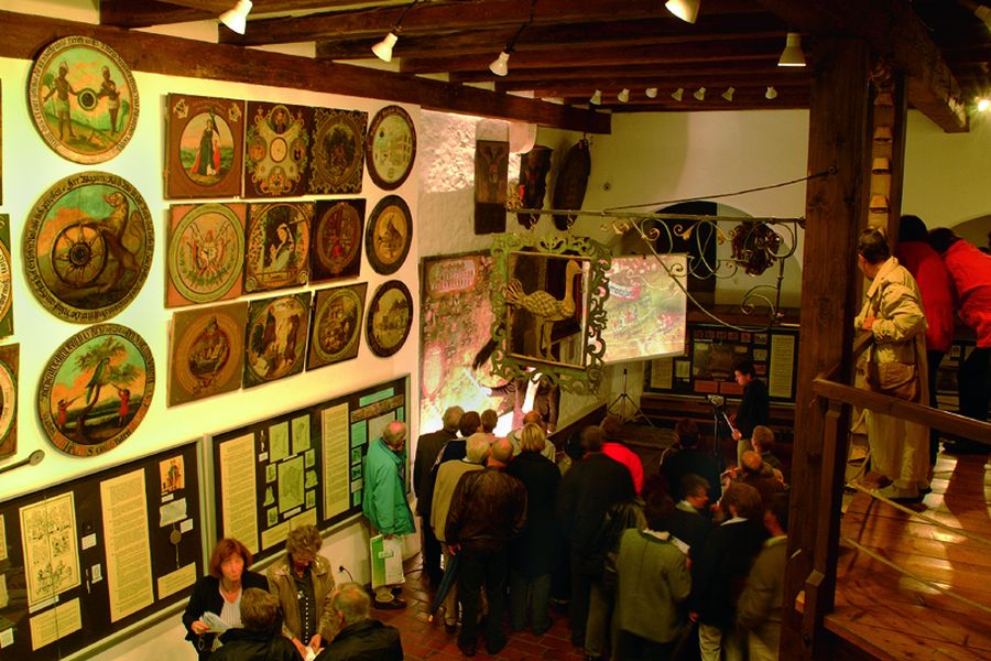 Ausstellungsraum mit alten Schützenscheiben in dem Museum an der Eselsmühle Bild