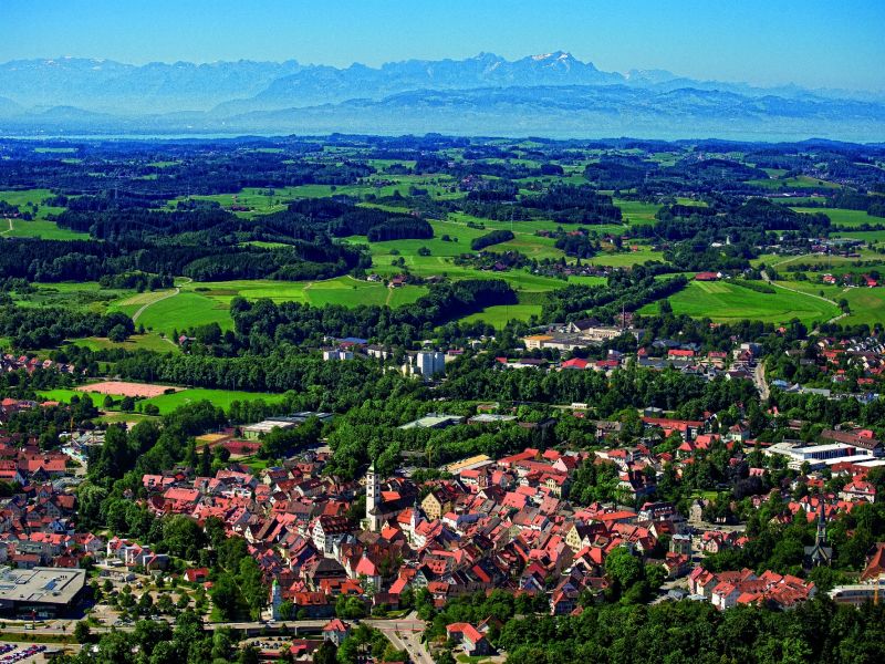Luftaufnahme von der Stadt Wangen mit den Alpen im Hintergrund Bild