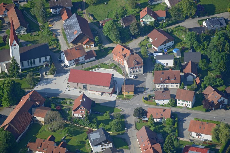 Luftaufnahme vom Dorfgemeinschaftshaus in Deuchelried mit den umliegenden Häusern