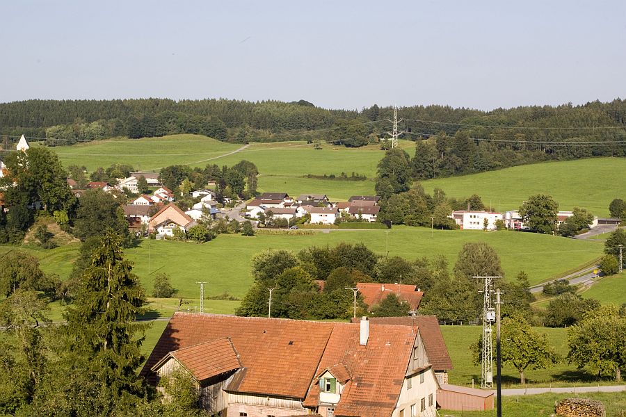 Blick auf den Ortseingang Leupolz sowie die Käserei  Bild
