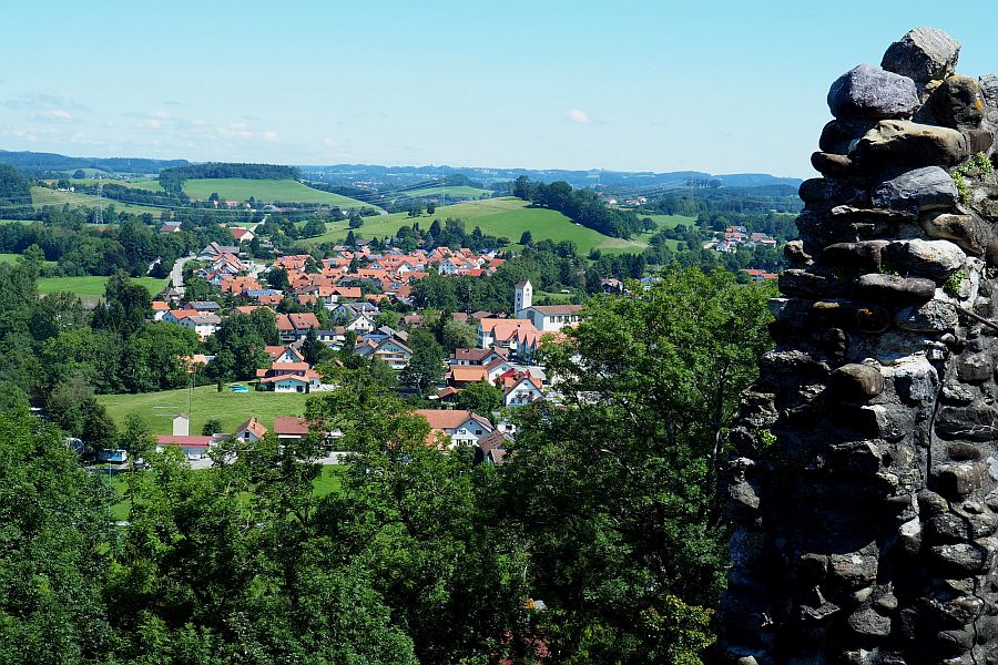Blick auf Schwarzenbach mitsamt Kirche und im Vordergrund auf der rechten Seite ein Teil der alten Ruinenmauer