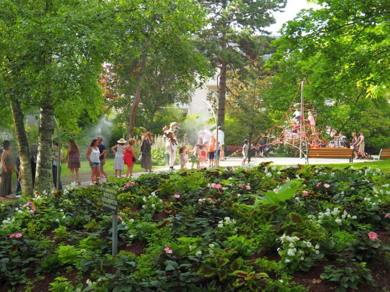 Begrünter Park mit einem Klettergerüst in der Mitte