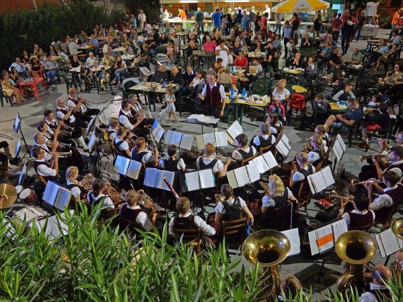 Schwarzenbacher Musikanten spielen während des Stadtfest von Prato 2014