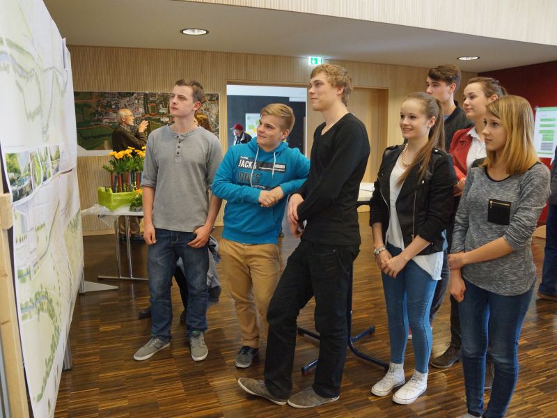 Mitglieder des Jugendgemeinderats bei dem Architektenwettbewerb zur Landesgartenschau 2024 Bild