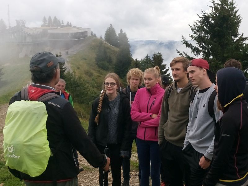 Der Jugendgemeinderat steht während einer Klausurtagung auf einem Berg